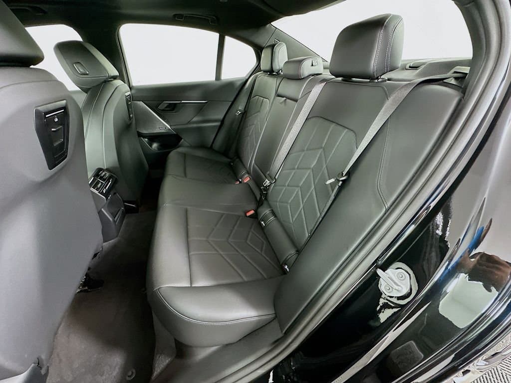 2025 BMW 5 Series - Image 25
