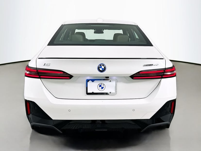 2026 BMW i5 - Image 6