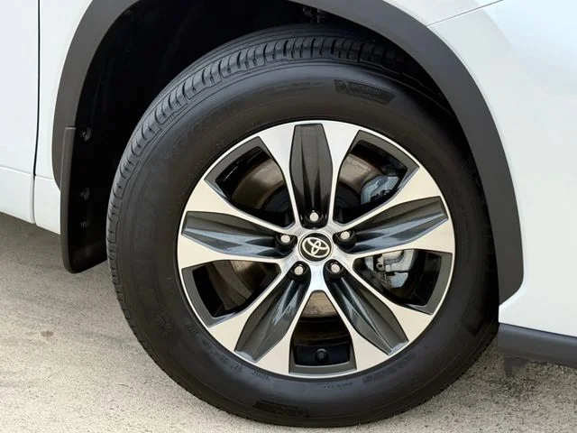 2026 Toyota Highlander - Image 2