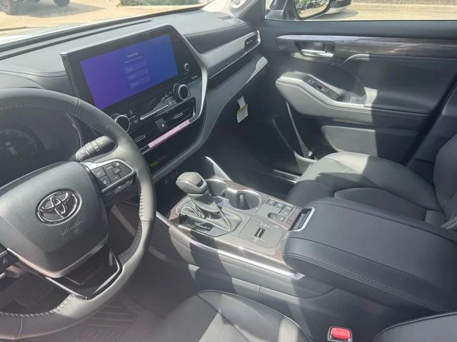 2026 Toyota Highlander Hybrid - Image 9