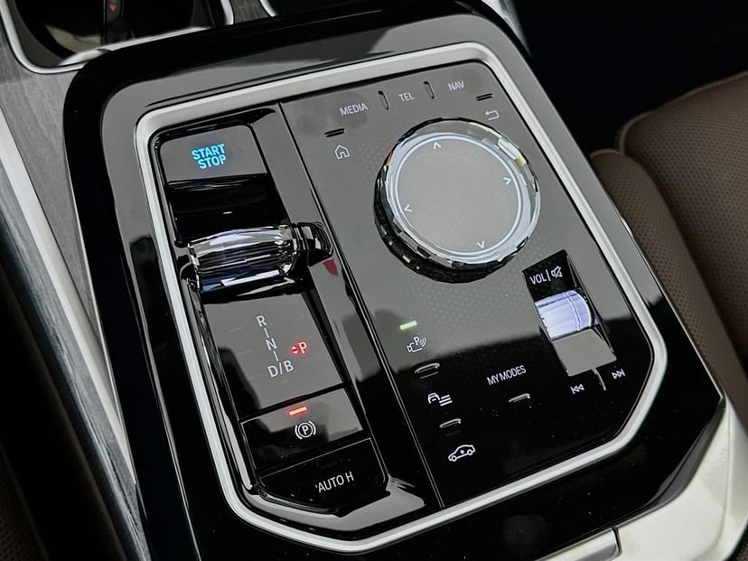 2025 BMW i7 - Image 15