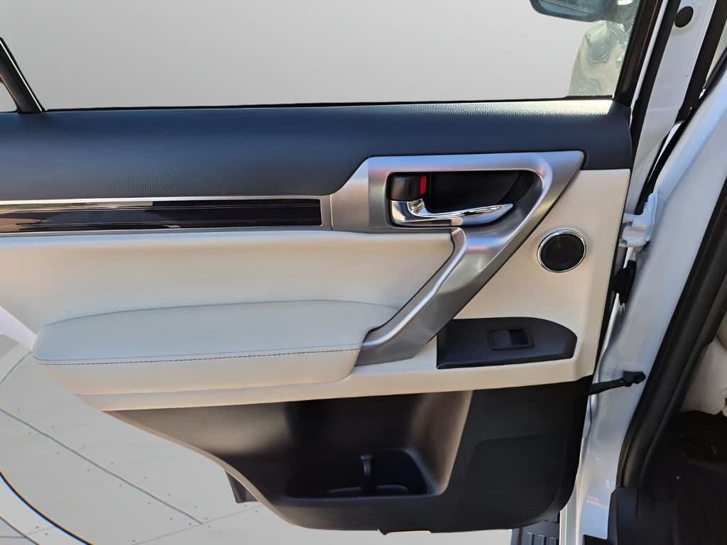 2023 Lexus GX - Image 17