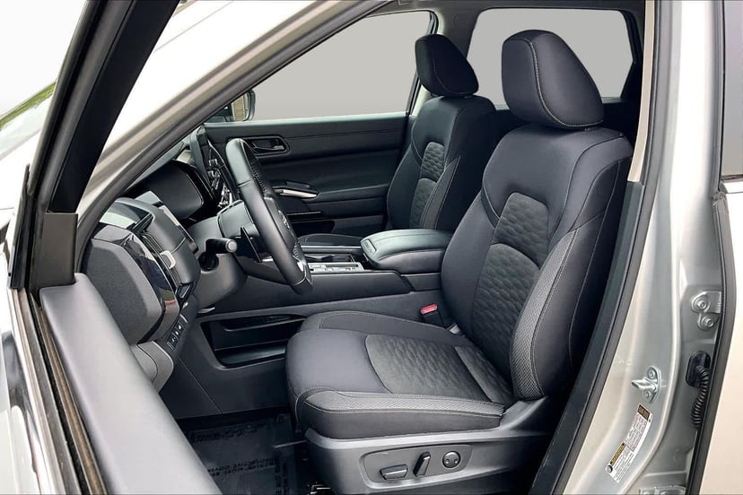 2025 Nissan Pathfinder - Image 8