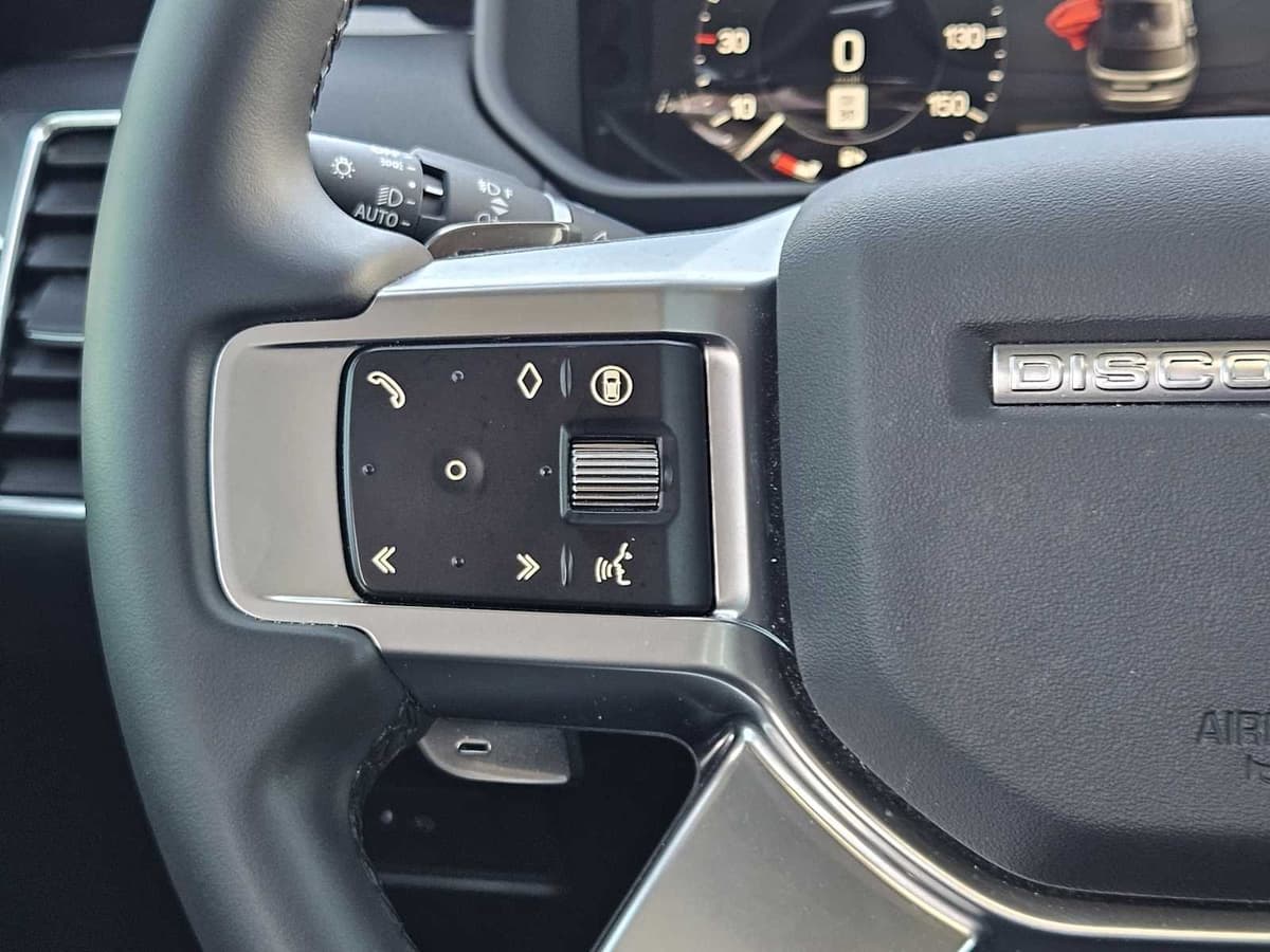2025 Land Rover Discovery - Image 29