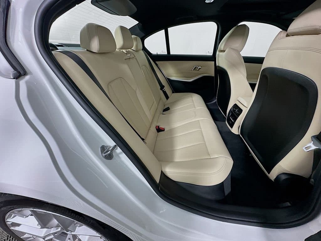 2025 BMW 3 Series - Image 28