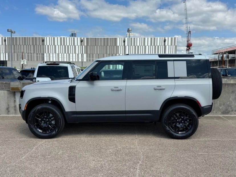 2026 Land Rover Defender 110 - Image 5