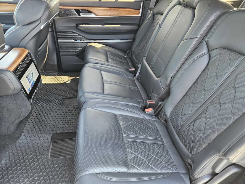 2022 Jeep Grand Wagoneer - Image 23