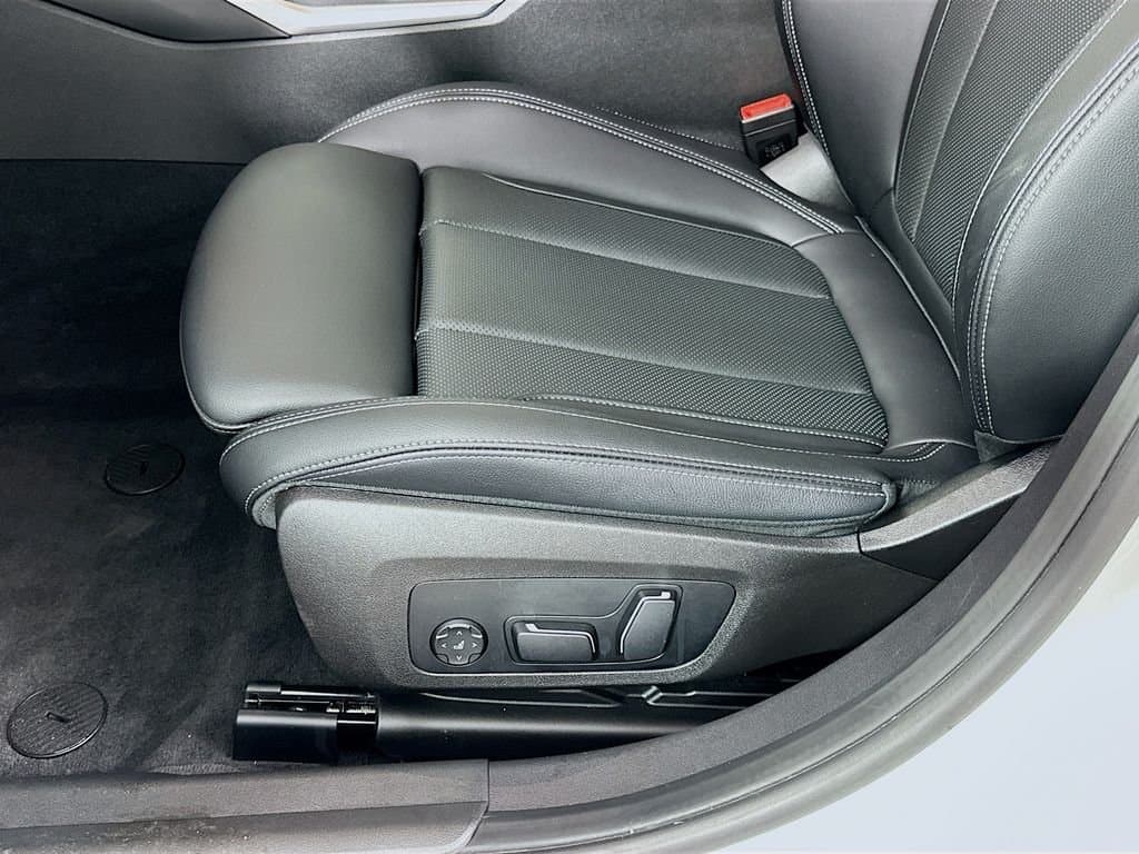 2025 BMW 3 Series - Image 20