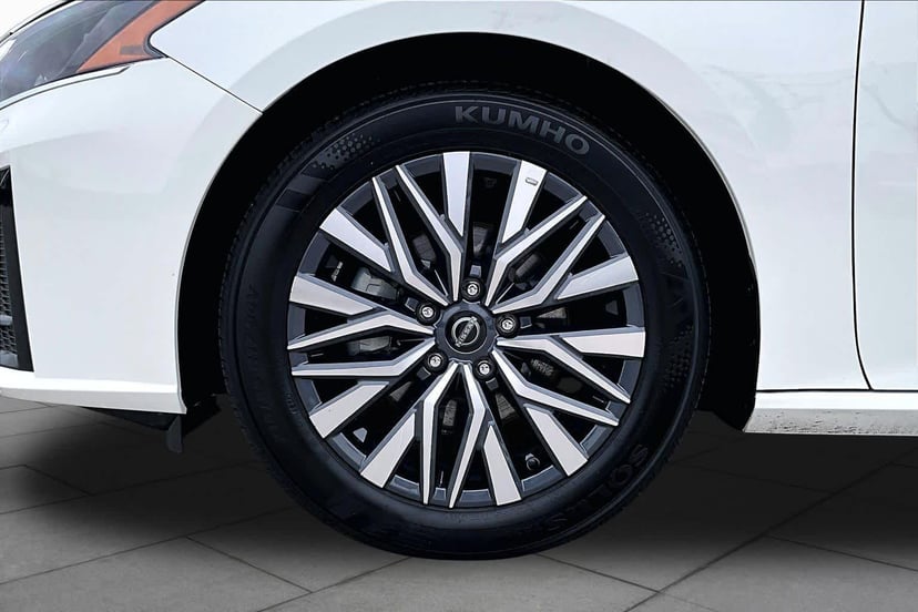 2025 Nissan Altima - Image 11