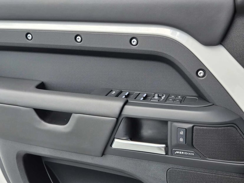 2026 LAND ROVER Defender 110 - Image 21