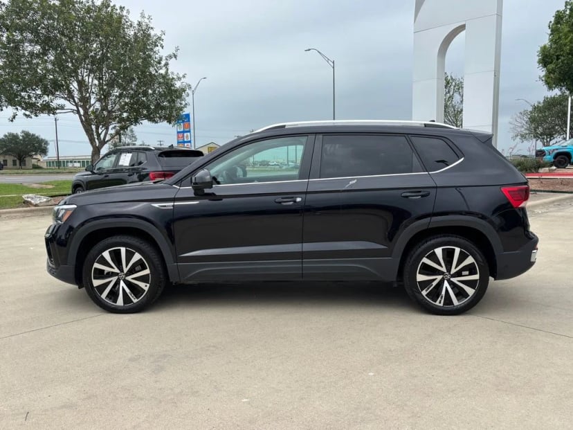 2024 Volkswagen Taos - Image 2