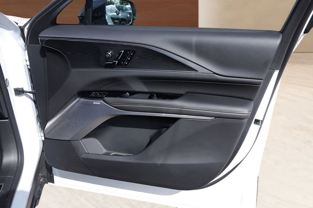 2025 Cadillac LYRIQ - Image 27