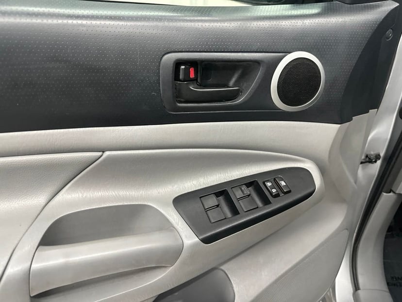 2015 Toyota Tacoma - Image 10