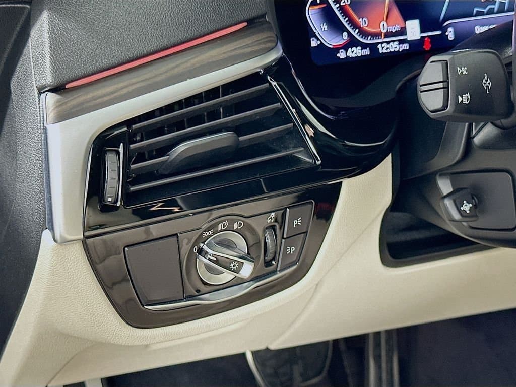 2023 BMW 5 Series - Image 10