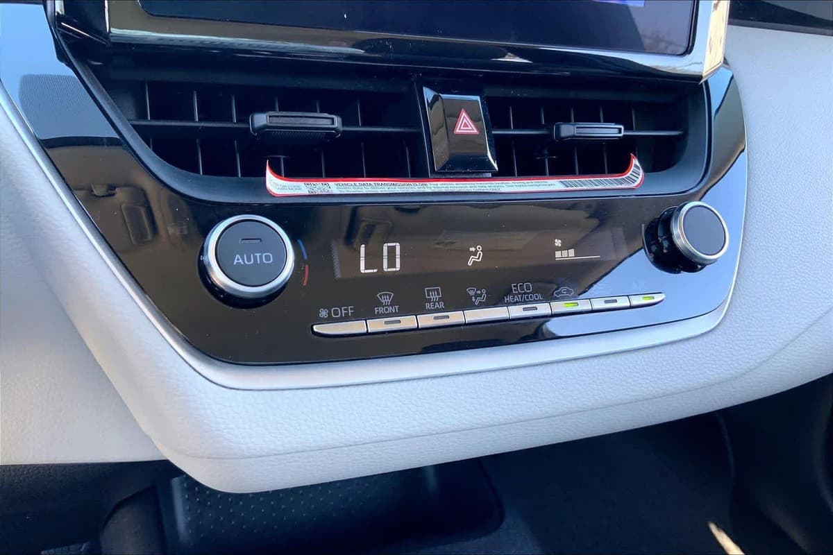 2025 Toyota Corolla - Image 31