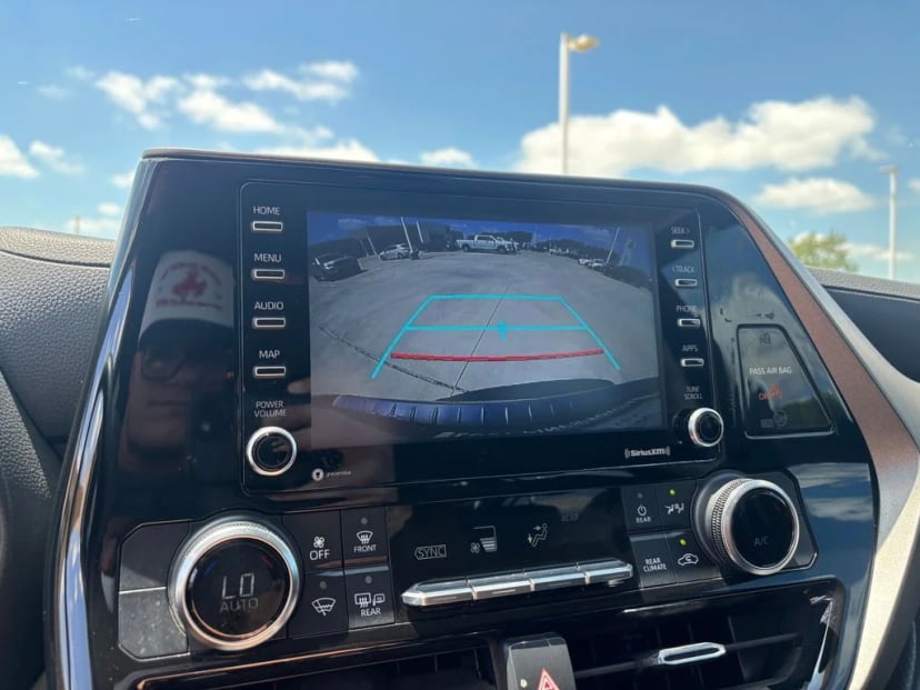 2022 Toyota Highlander - Image 15