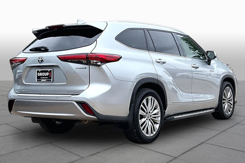 2021 Toyota Highlander - Image 13