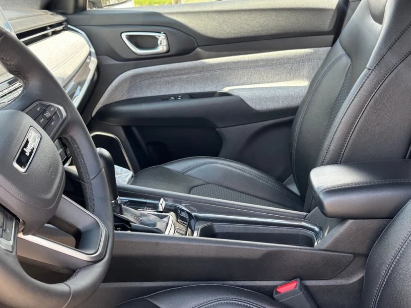 2025 Jeep Compass - Image 4