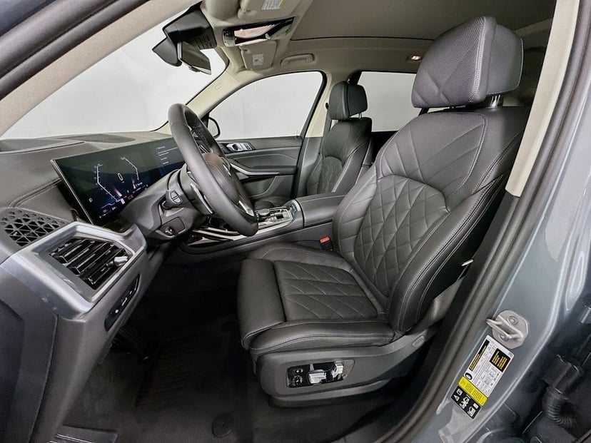 2024 BMW X7 - Image 21