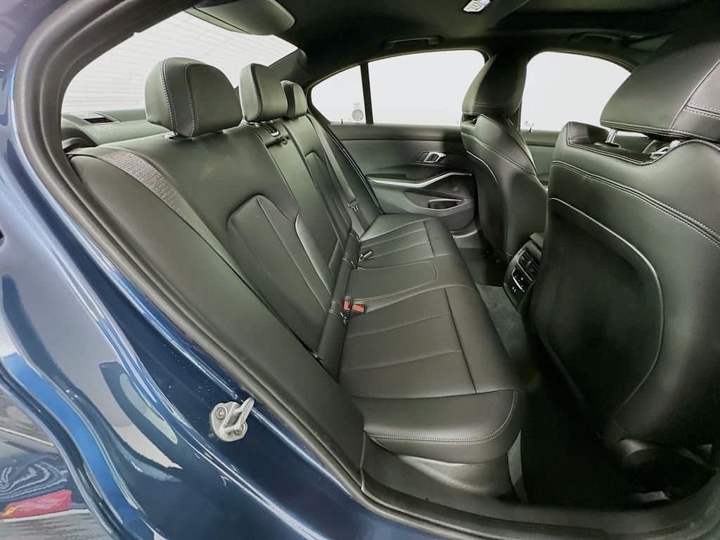2025 BMW 3 Series - Image 28