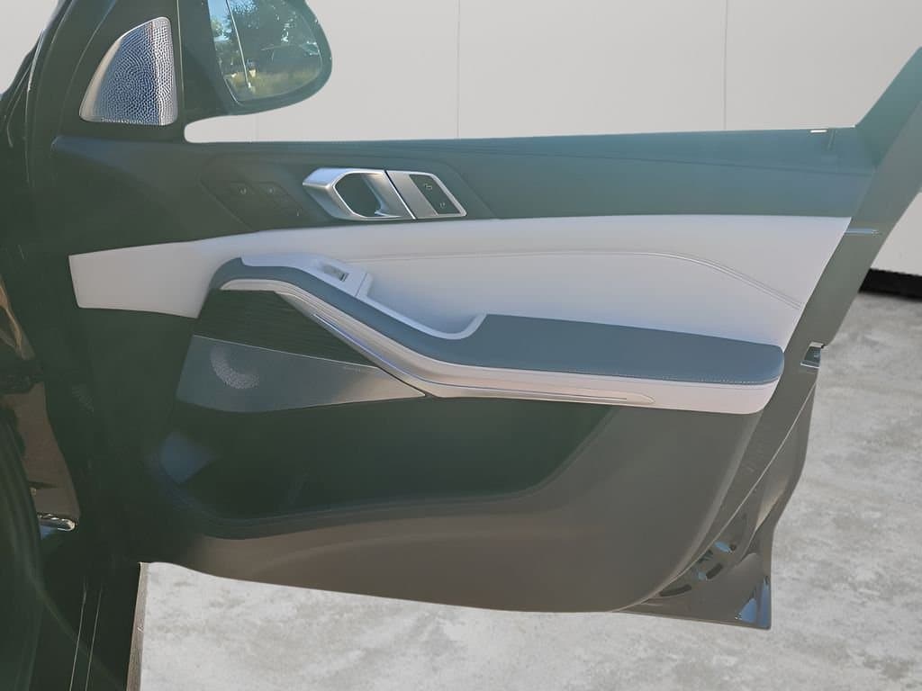 2023 BMW X7 - Image 13