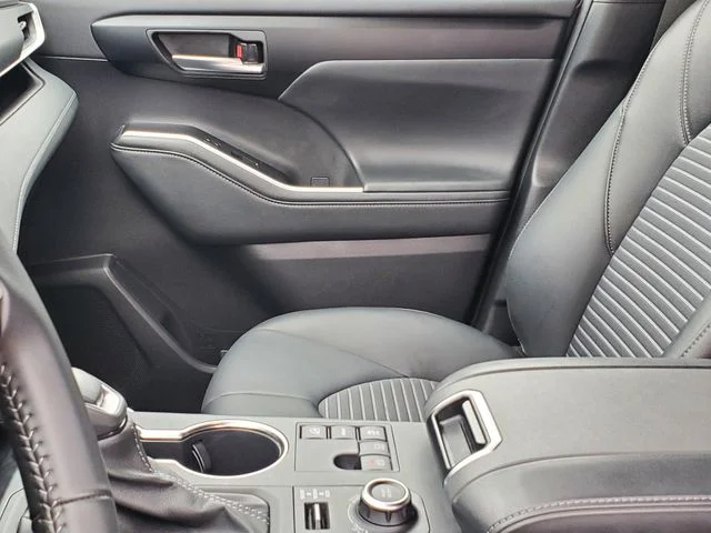 2025 Toyota Highlander - Image 11