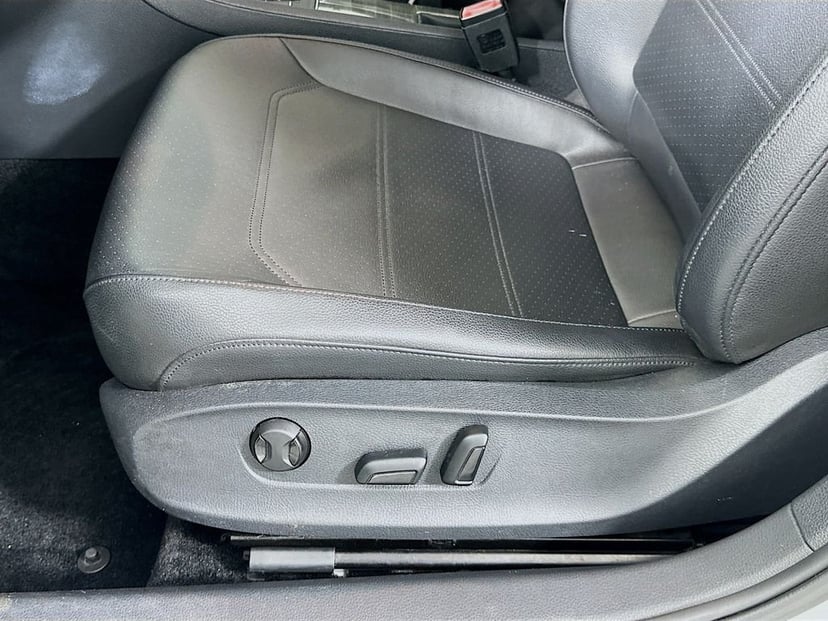2017 Volkswagen Passat - Image 19