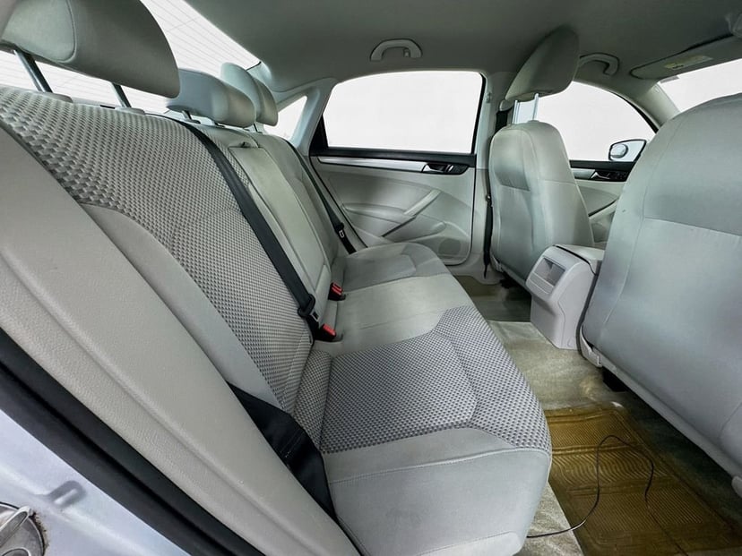 2015 Volkswagen Passat - Image 30