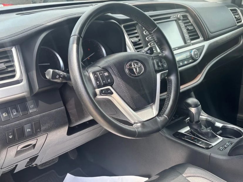 2017 Toyota Highlander - Image 6