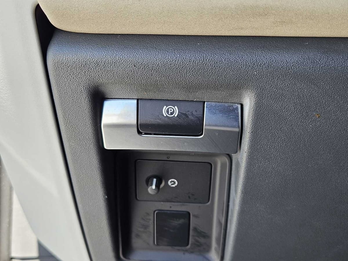 2023 Land Rover Defender - Image 20