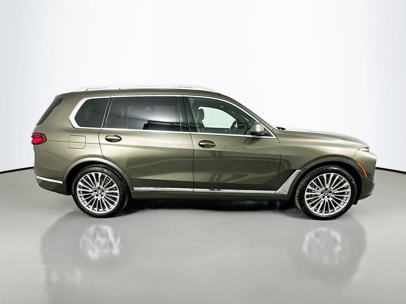 2025 BMW X7 - Image 4