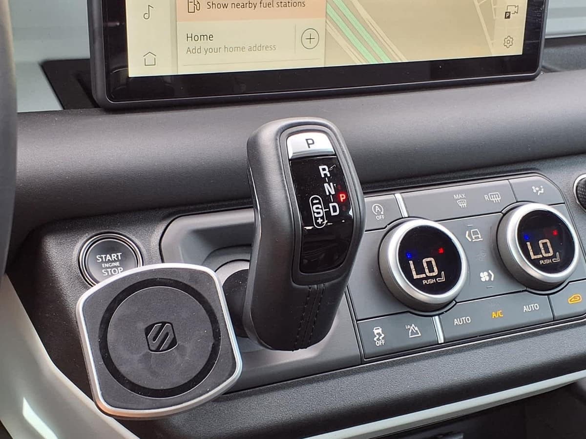 2024 Land Rover Defender - Image 18