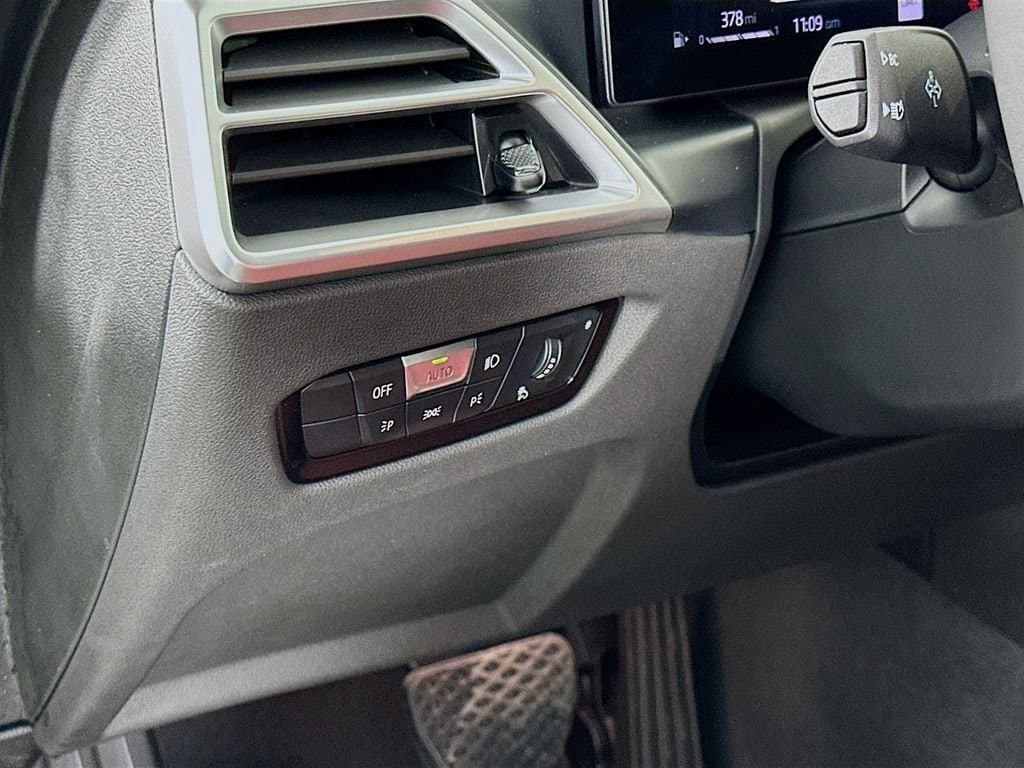 2025 BMW 3 Series - Image 10