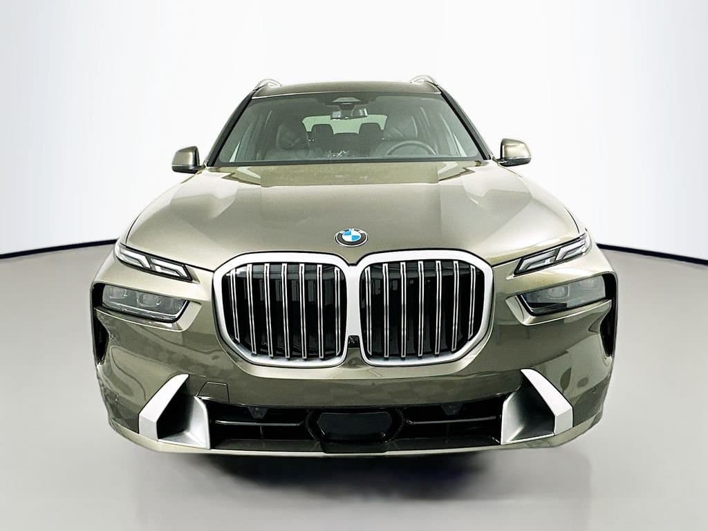 2025 BMW X7 - Image 2