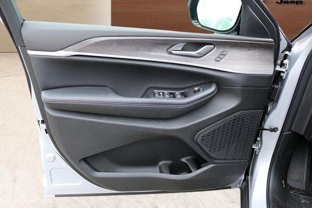 2025 Jeep Grand Cherokee - Image 10