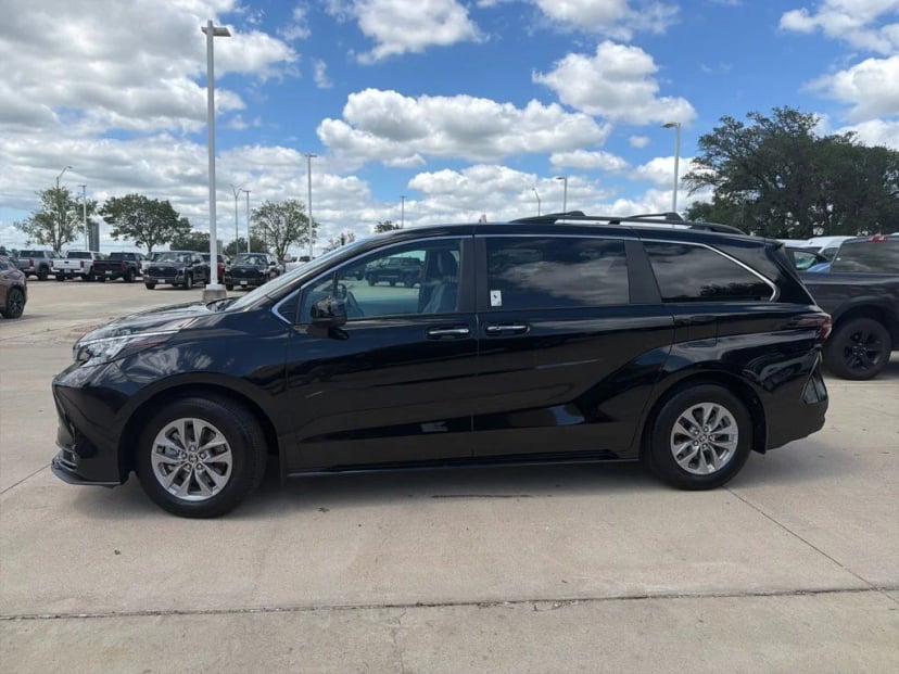 2026 Toyota Sienna - Image 2