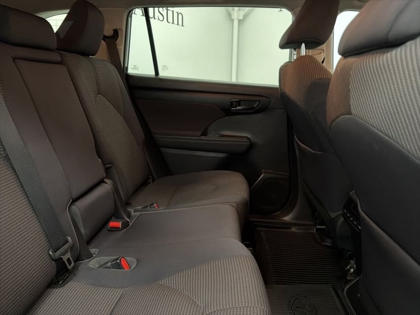 2022 Toyota Highlander - Image 28
