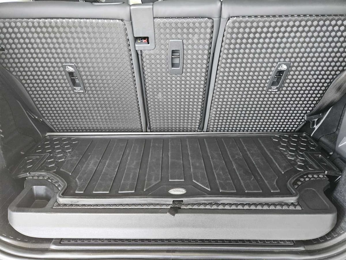 2025 Land Rover Defender - Image 30