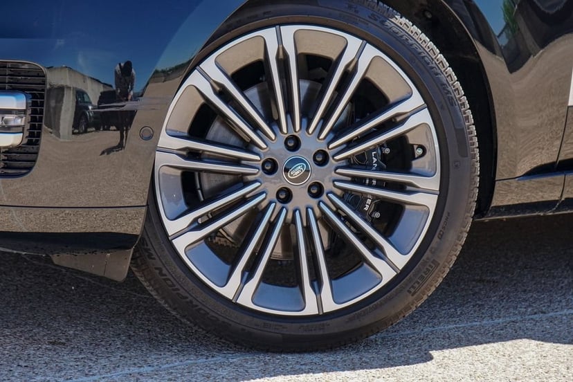2025 Land Rover Range Rover - Image 2
