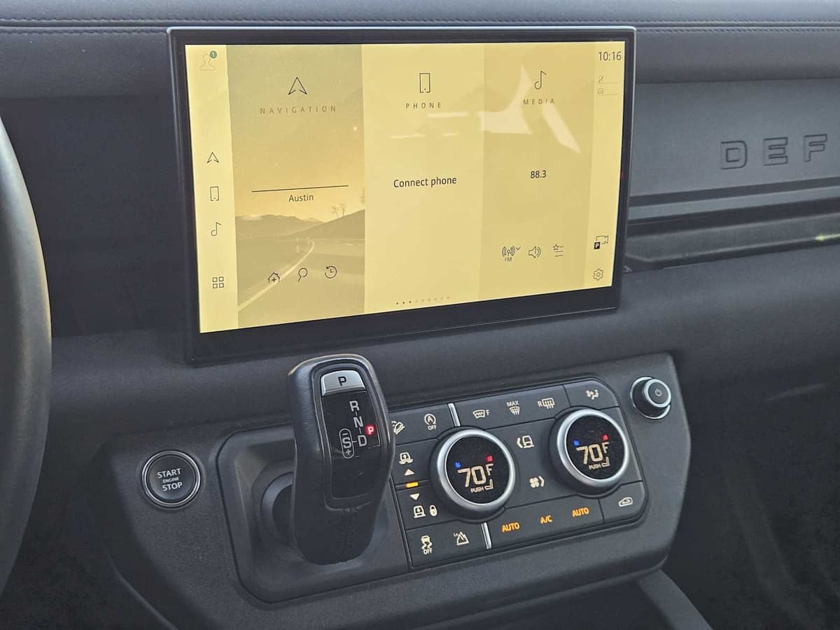2023 Land Rover Defender - Image 15