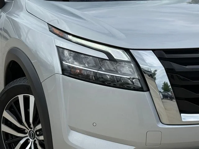 2023 Nissan Pathfinder - Image 3