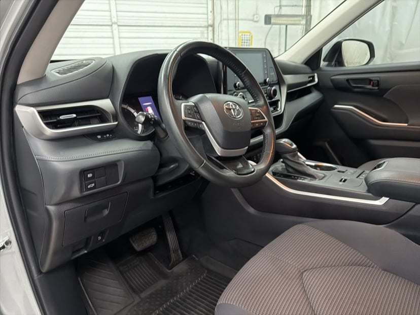 2022 Toyota Highlander - Image 13