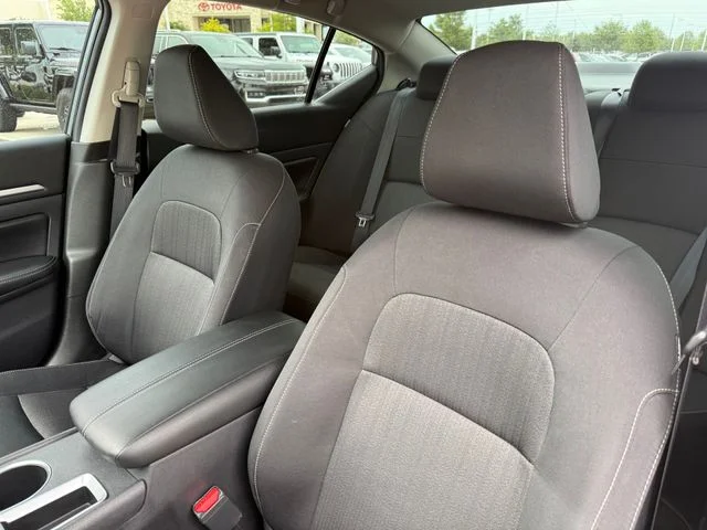 2022 Nissan Altima - Image 9