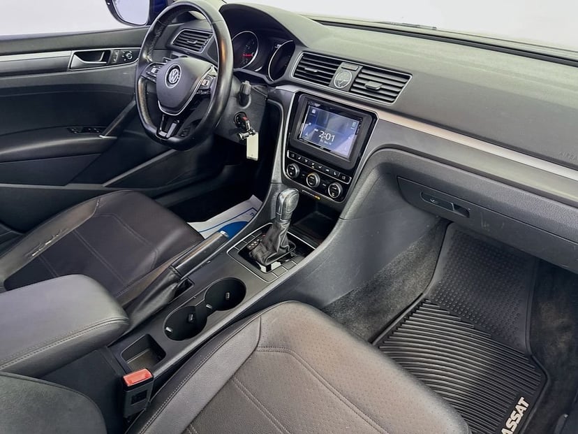 2017 Volkswagen Passat - Image 34
