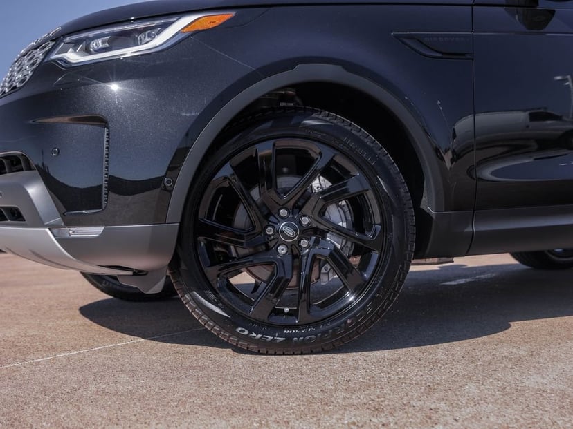2025 Land Rover Discovery - Image 2
