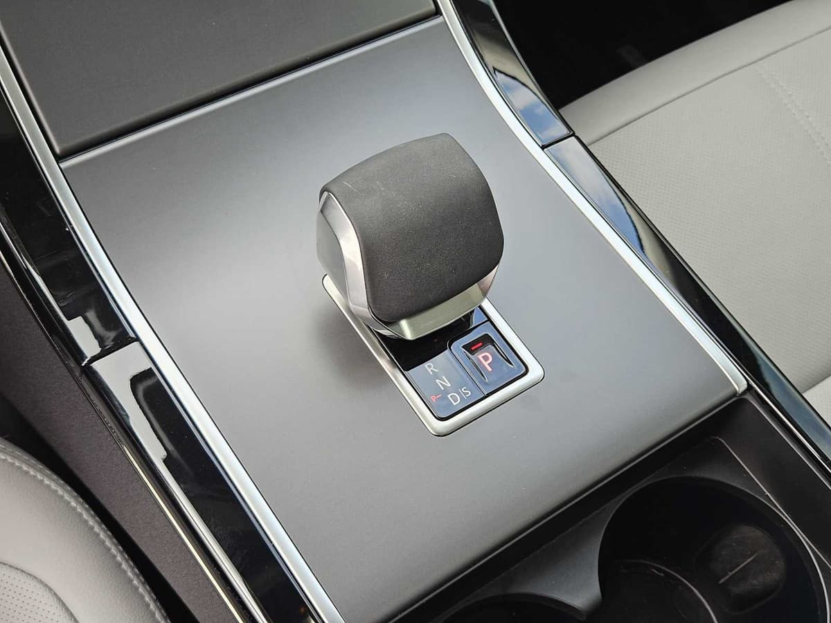 2025 Land Rover Range Rover Velar - Image 16