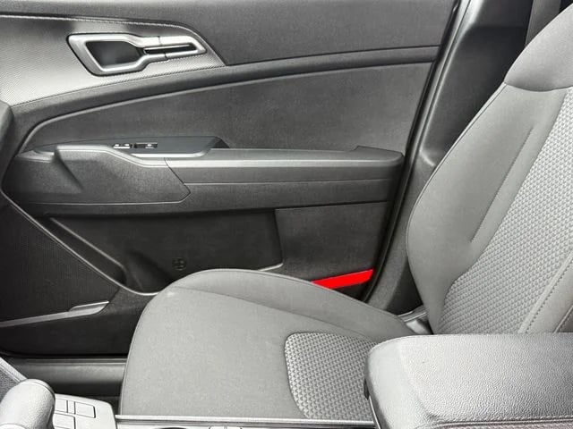 2025 Kia Sportage - Image 11