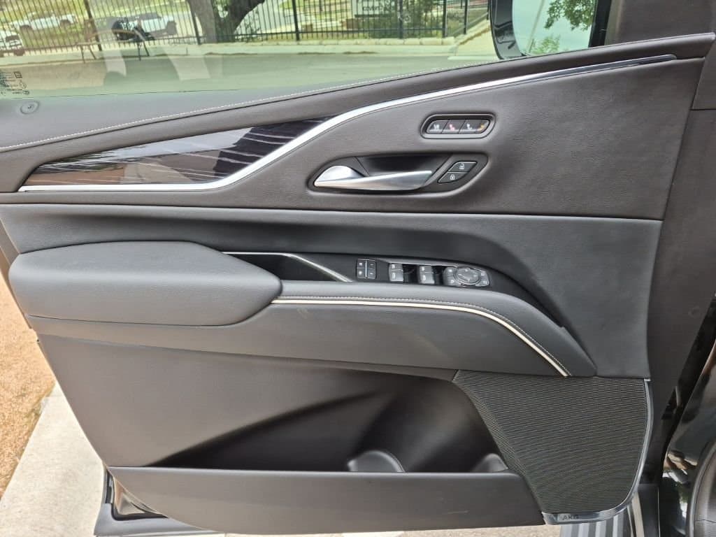 2022 Cadillac Escalade - Image 27