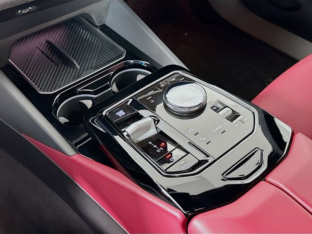 2025 BMW 5 Series - Image 17