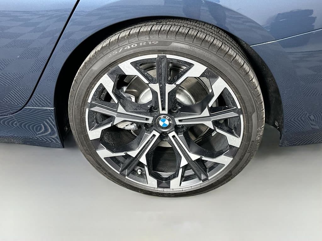 2025 BMW 3 Series - Image 23